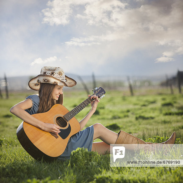 Feld  Gitarre  Cowgirl  spielen