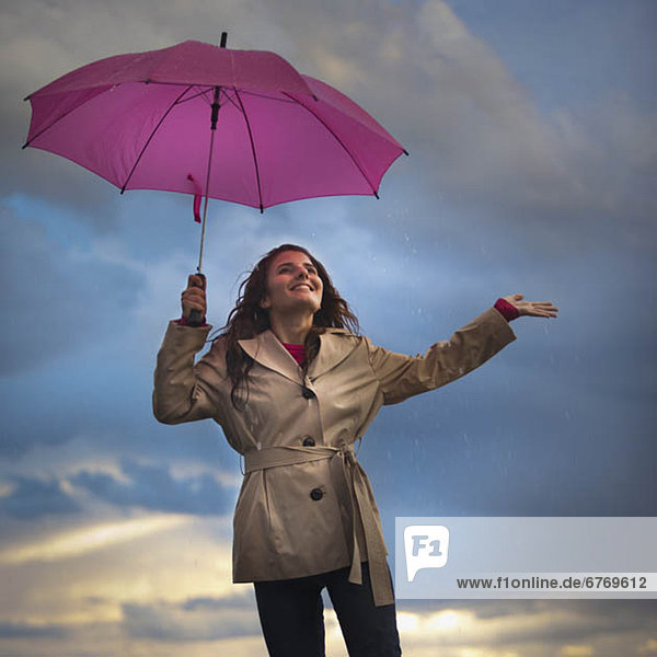 Frau  Regenschirm  Schirm  Himmel  unterhalb  jung  Bewölkung  bewölkt  bedeckt