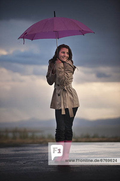 Frau  Regenschirm  Schirm  Himmel  unterhalb  jung  Bewölkung  bewölkt  bedeckt