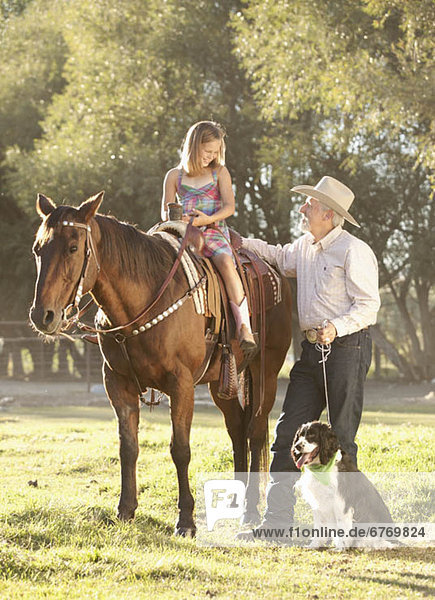 Senior  Senioren  Mann  Hilfe  fahren  Hund  Enkeltochter  reiten - Pferd  5-9 Jahre  5 bis 9 Jahre  Ranch