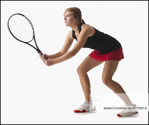 Junge Frau Tennisspielen