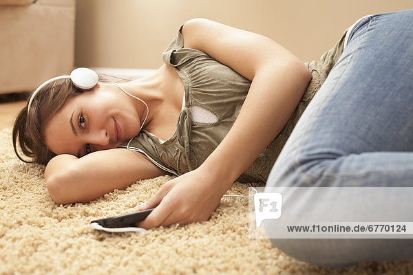 Frau  zuhören  Spiel  Musik  jung  MP3-Player  MP3 Spieler  MP3 Player  MP3-Spieler