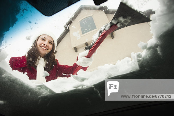 Vereinigte Staaten von Amerika  USA  Frau  Auto  jung  Windschutzscheibe  Schaben  Kratzen  Schnee  Utah
