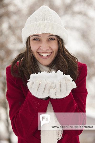 Vereinigte Staaten von Amerika  USA  Portrait  Frau  halten  jung  Schnee  Utah