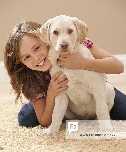 Portrait  umarmen  Teppichboden  Teppich  Teppiche  Labrador  10-11 Jahre  10 bis 11 Jahre  Mädchen