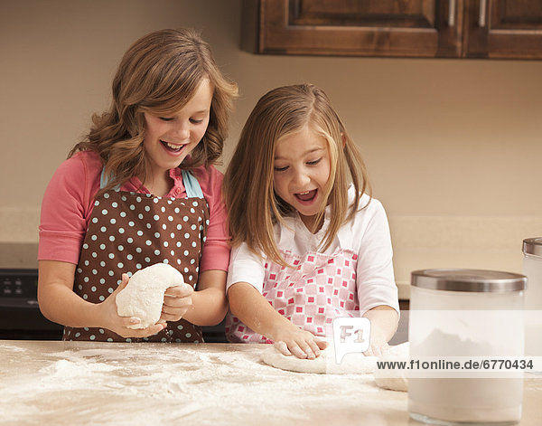 kneten  Küche  2  Mädchen  10-11 Jahre  10 bis 11 Jahre  Teig