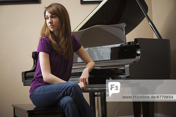 Vereinigte Staaten von Amerika  USA  sitzend  Frau  Ehrfurcht  Klavier  jung  Utah