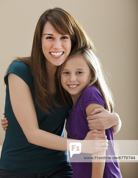Portrait  Frau  umarmen  Schwester  jung  Studioaufnahme  5-9 Jahre  5 bis 9 Jahre