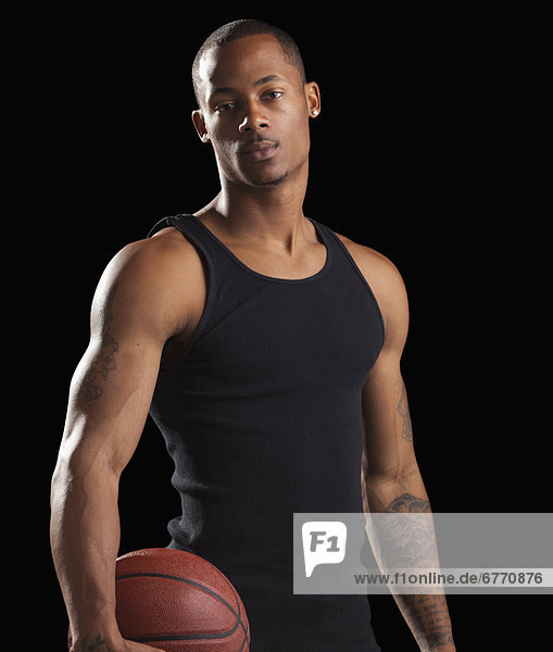 Portrait  Mann  Basketball  jung  Studioaufnahme