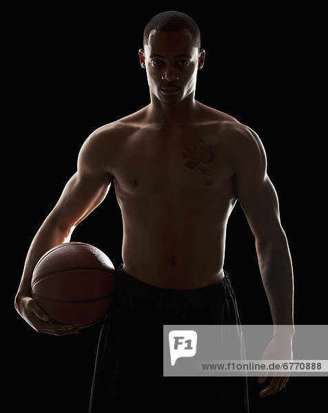 Portrait  Mann  halten  Basketball  Studioaufnahme  Freier Oberkörper