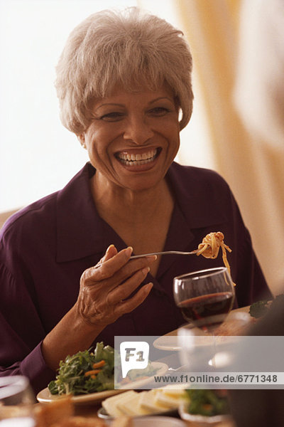 Senior  Senioren  Frau  Gericht  Mahlzeit  essen  essend  isst