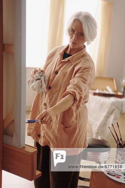 Frau Senior Senioren streichen streicht streichend anstreichen anstreichend