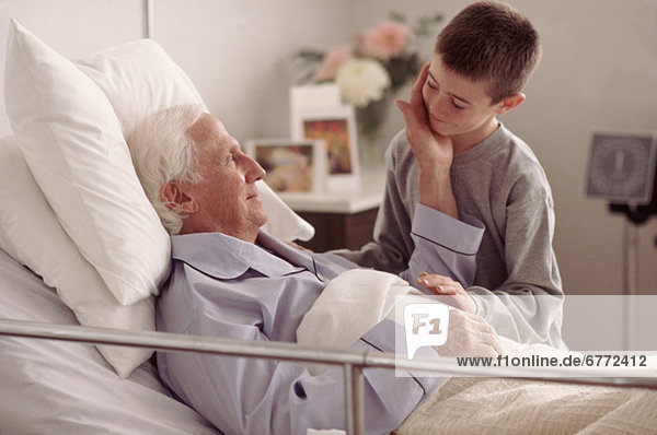 Krankenhaus  Besuch  Treffen  trifft  Enkelsohn  Großvater