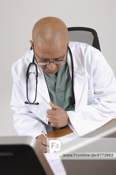 Arzt arbeiten an seinem Schreibtisch