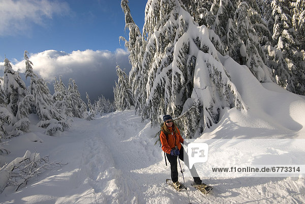 hoch  oben  Portrait  Frau  Berg  British Columbia  Cypress Provincial Park  Schneeschuhlaufen