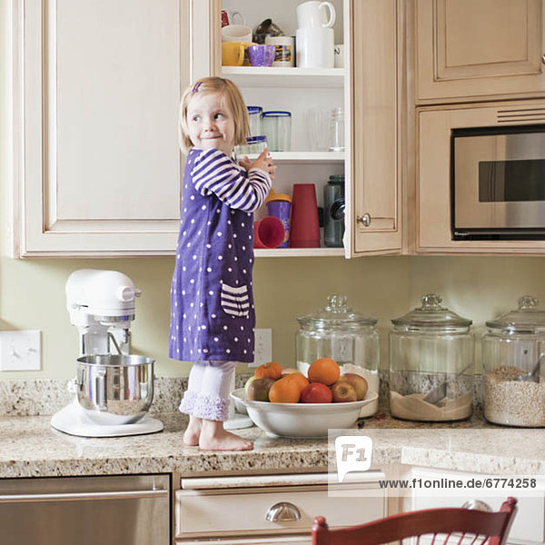 Vereinigte Staaten von Amerika  USA  Küche  Schrank  2-3 Jahre  2 bis 3 Jahre  Mädchen  klettern  Utah