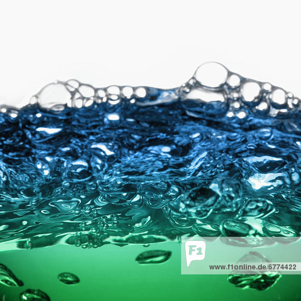 hoch oben nahe Bodenhöhe Wasser grün Blase Blasen blau