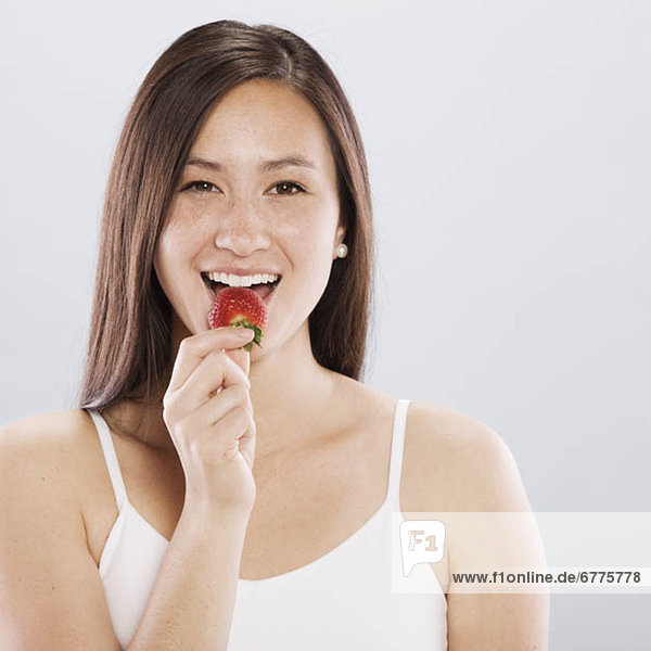 Frau  braunhaarig  Erdbeere  essen  essend  isst