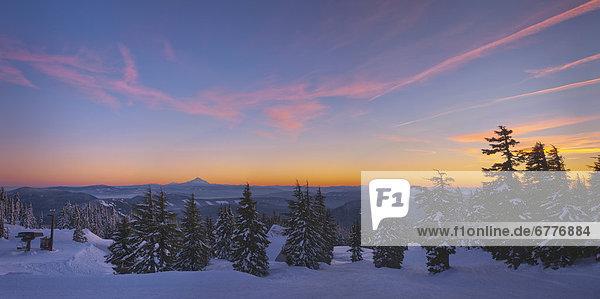 Vereinigte Staaten von Amerika  USA  bedecken  Sonnenuntergang  Hintergrund  Feld  Berg  Oregon  Schnee