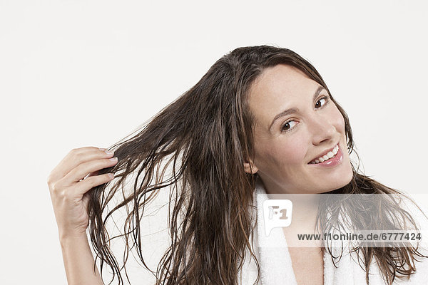 Studioaufnahme  Portrait  Frau  nass  lang  langes  langer  lange  Haar