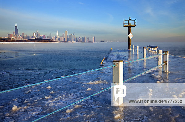 Vereinigte Staaten von Amerika  USA  Stadtansicht  Stadtansichten  Horizont  Kai  Chicago  gefroren  Illinois