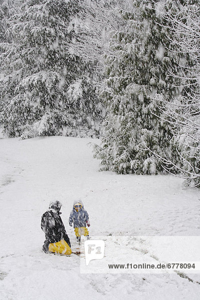Tochter  Mutter - Mensch  British Columbia  spielen  Schnee
