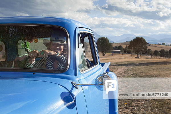 Vereinigte Staaten von Amerika  USA  fahren  Feld  Lastkraftwagen  Kleinlastwagen  Mode  Colorado  Cowgirl  alt