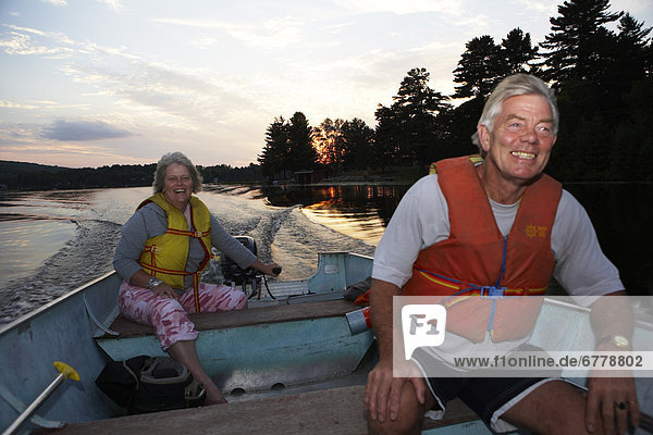 Frau  Mann  Sonnenuntergang  Boot  Ontario