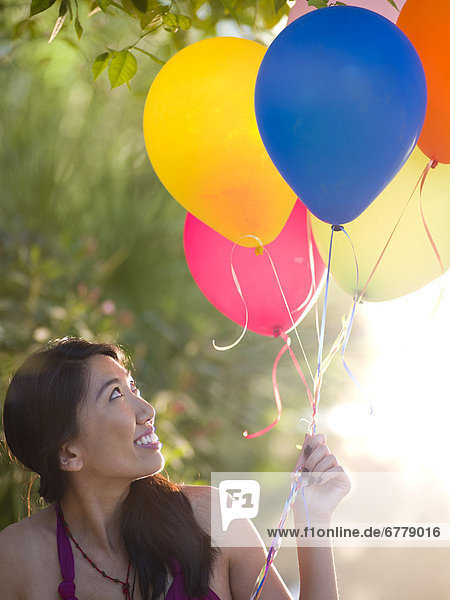 Frau  Luftballon  Ballon  halten  Mittelpunkt  Erwachsener