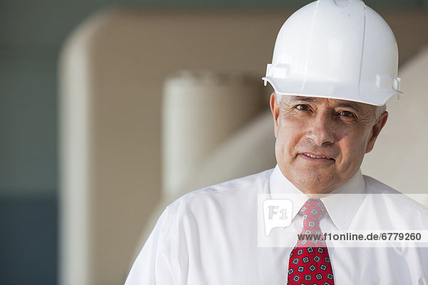 Senior  Senioren  Bauarbeiterhelm  Portrait  Mann  Krawatte  Kleidung