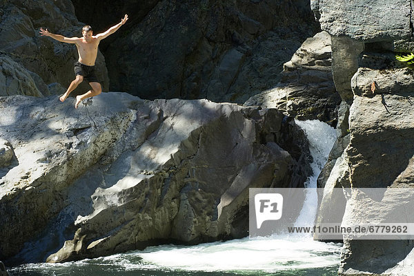 Mann  Steilküste  Fluss  springen  Kanada  Vancouver Island