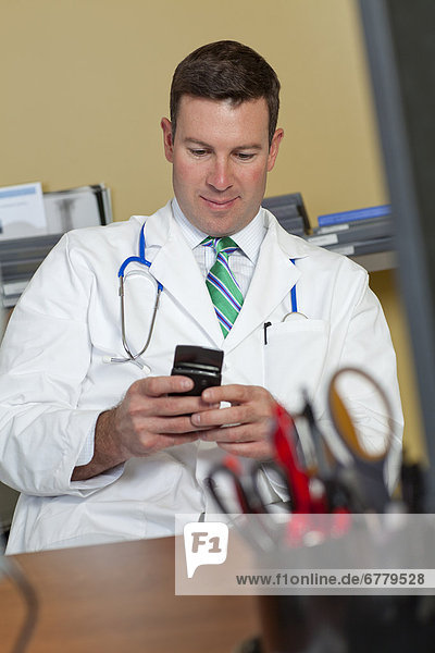 Männlichen Arzt Text-messaging