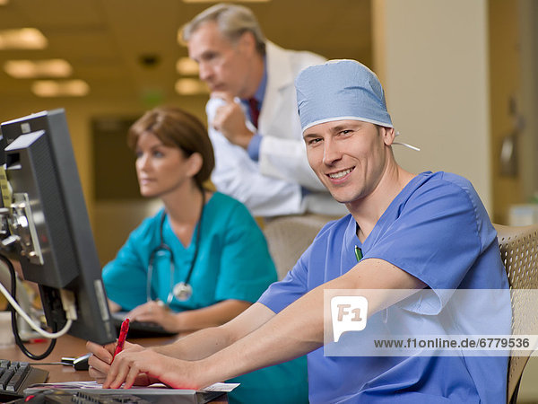 Computer  arbeiten  Arzt  Krankenhaus  Chirurg