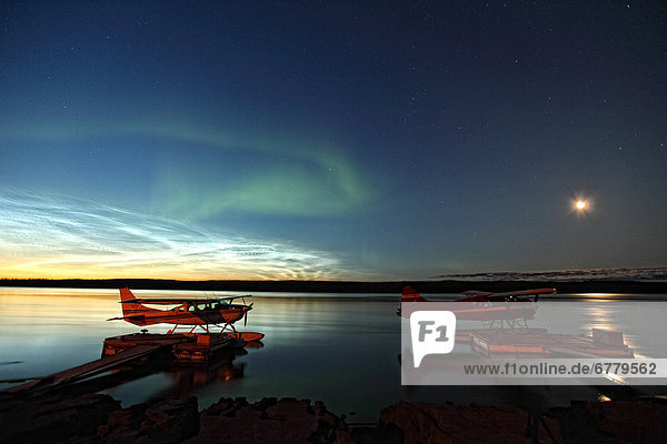 über  fließen  Fluss  Fokus auf den Vordergrund  Fokus auf dem Vordergrund  Flugzeug  Fort Simpson  Mackenzie River  Polarlicht  Aurora  Northwest Territories