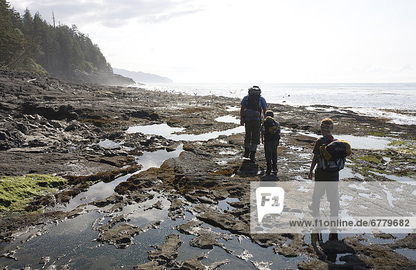 Menschlicher Vater  Sohn  folgen  Küste  wandern  2  vorwärts  British Columbia  Vancouver Island