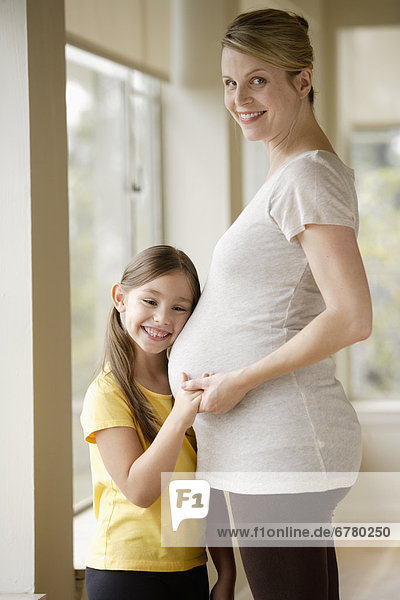 umarmen  Schwangerschaft  Tochter  5-9 Jahre  5 bis 9 Jahre  Mutter - Mensch