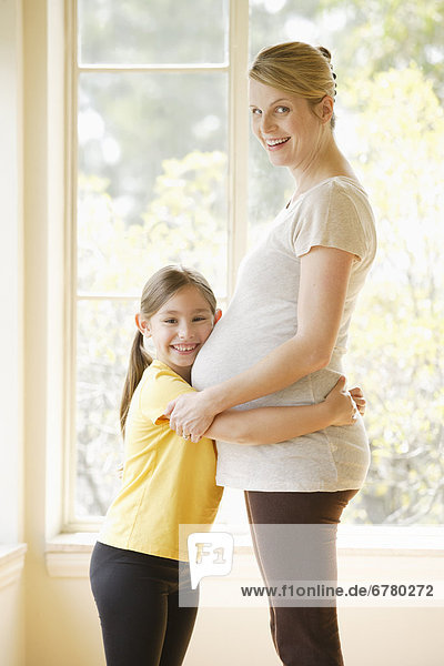 umarmen  Schwangerschaft  Tochter  5-9 Jahre  5 bis 9 Jahre  Mutter - Mensch