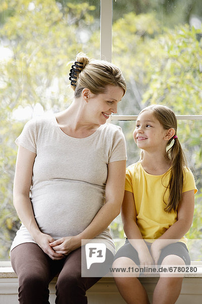 sitzend  Schwangerschaft  Tochter  5-9 Jahre  5 bis 9 Jahre  Mutter - Mensch