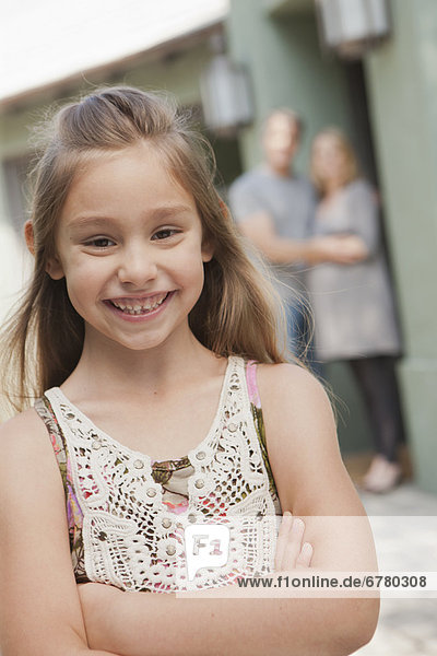 Portrait  Fröhlichkeit  Menschliche Eltern  Hintergrund  5-9 Jahre  5 bis 9 Jahre  Mädchen