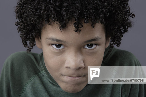 Studioaufnahme  Portrait  sehen  Zorn  Junge - Person  5-9 Jahre  5 bis 9 Jahre
