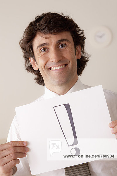 Portrait  Geschäftsmann  Papier  halten  Markierung  Tuch  Studioaufnahme