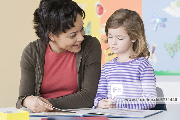 Hilfe  Lehrer  5-9 Jahre  5 bis 9 Jahre  Mädchen  vorlesen
