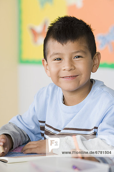 Portrait  Junge - Person  Klassenzimmer  5-9 Jahre  5 bis 9 Jahre