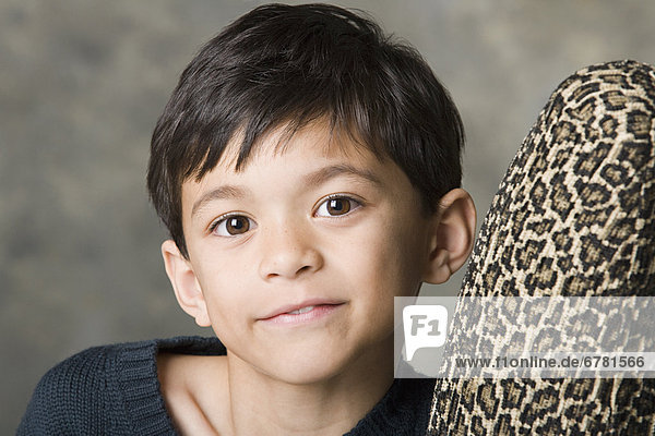 Studioaufnahme  Portrait  sehen  lächeln  Junge - Person  Blick in die Kamera  5-9 Jahre  5 bis 9 Jahre