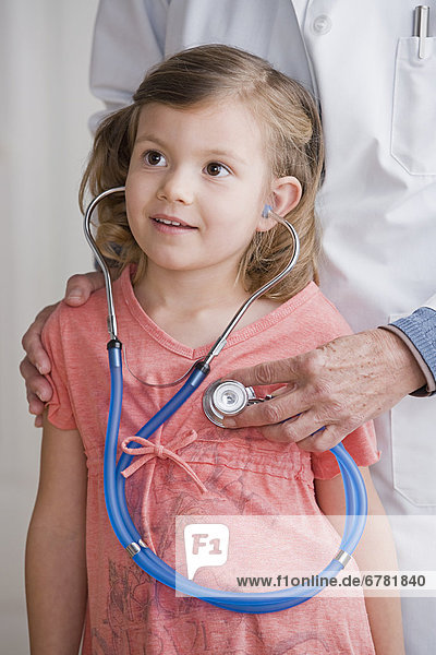zuhören  Arzt  Stethoskop  5-6 Jahre  5 bis 6 Jahre  Mädchen