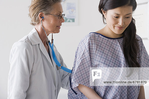 Patientin hoch oben nahe Arzt Stethoskop Untersuchung