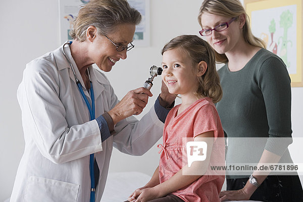 klein  Arzt  5-6 Jahre  5 bis 6 Jahre  Mädchen  Untersuchung