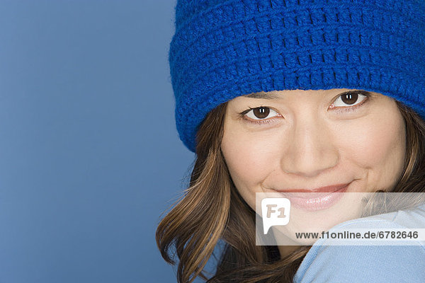 Portrait  Frau  Fröhlichkeit  Hut  blau  Kleidung  stricken