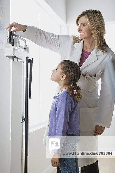 Arzt  Waage - Messgerät  10-11 Jahre  10 bis 11 Jahre  Mädchen