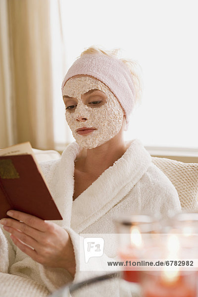 Frau mit Gesichtsmaske Buch zu lesen